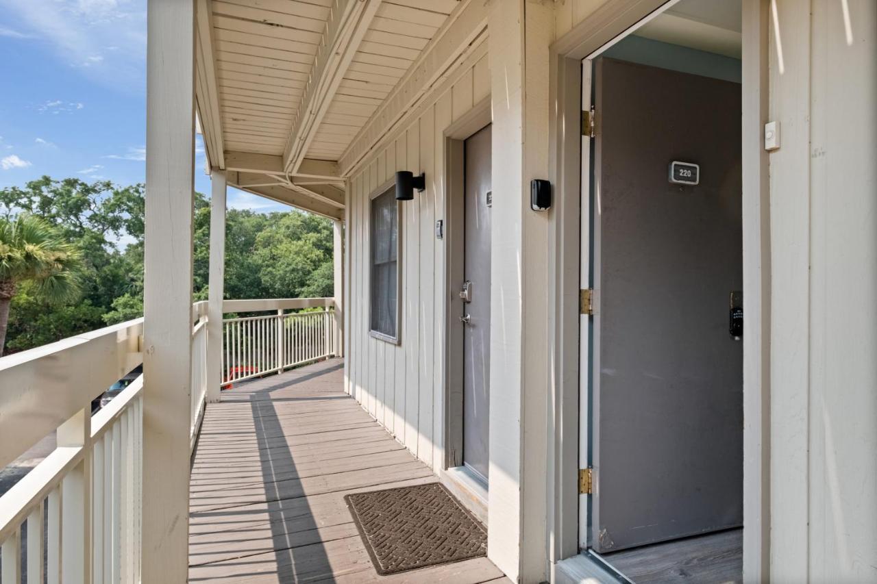 The Breakers #220 Beach Condo, Beautiful Ocean View At Coligny Beach, 4 N Forest Beach Drive Hilton Head, Walk To All Shops Restaurants, Renovated Jan 2024, Vacation Rental Hhi Llc ฮิลตันเฮดไอส์แลนด์ ภายนอก รูปภาพ